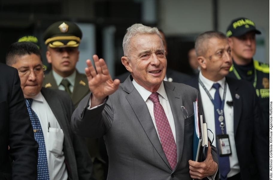 Confirman libertad de Álvaro Uribe