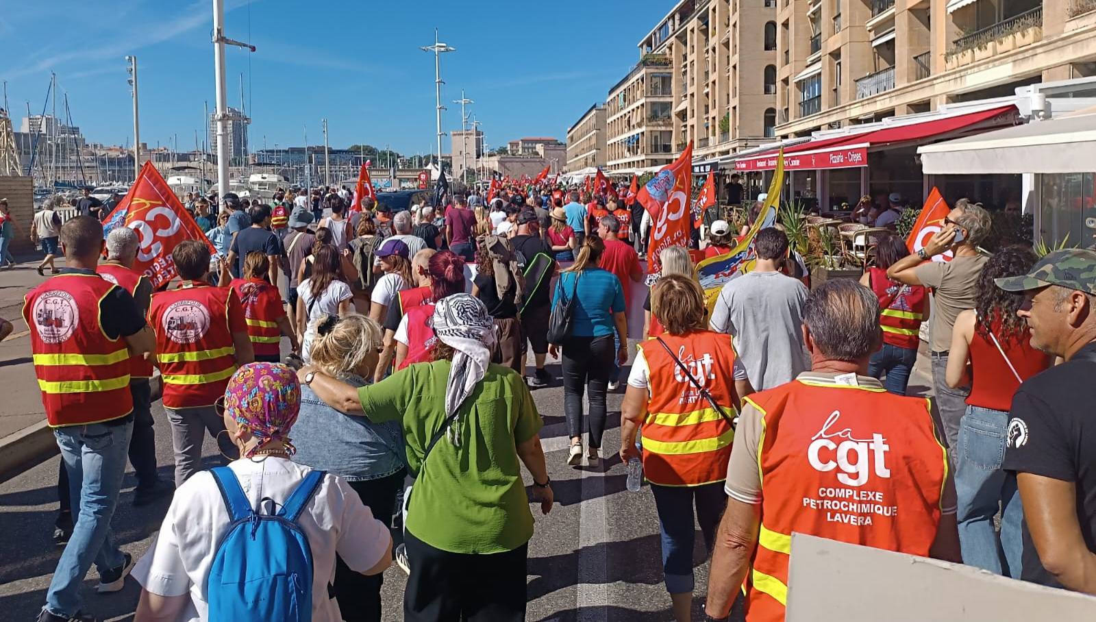 Más de 300 detenidos en jornada de huelga en Francia