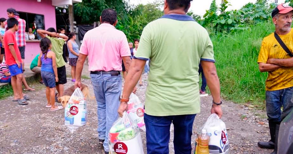 ¿Promoción en medio de la tragedia? Alcaldesa electa de Poza Rica reparte despensas con su nombre